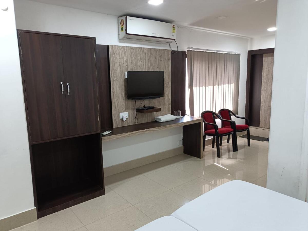 Kusum Hotel ดิบรูการ์ ภายนอก รูปภาพ