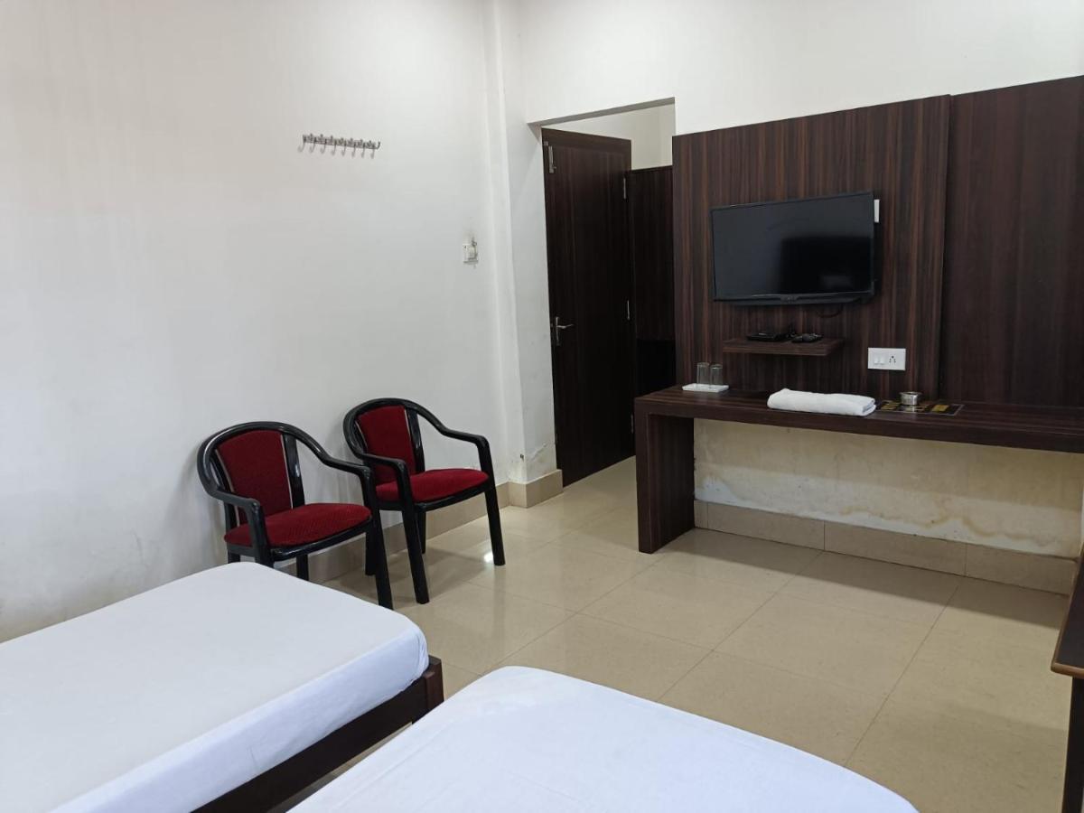 Kusum Hotel ดิบรูการ์ ภายนอก รูปภาพ
