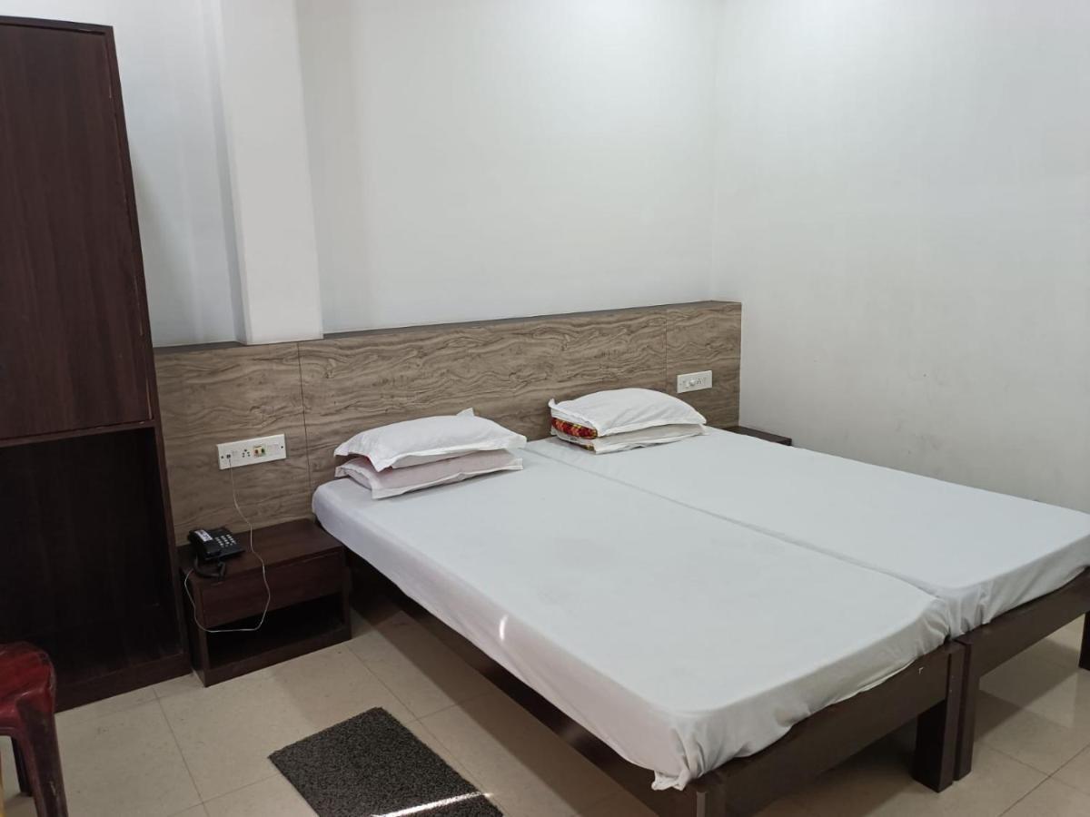 Kusum Hotel ดิบรูการ์ ภายนอก รูปภาพ