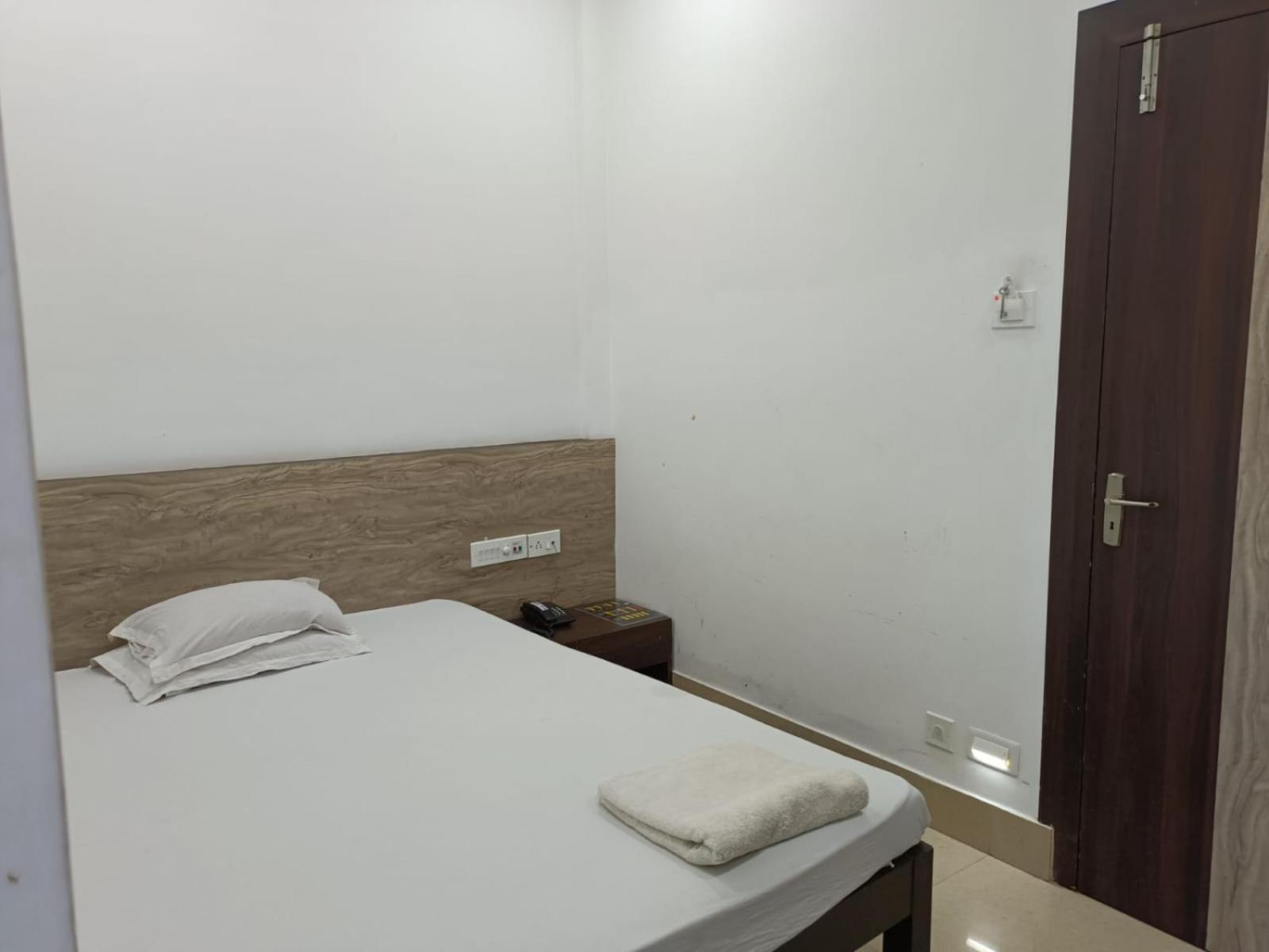 Kusum Hotel ดิบรูการ์ ภายนอก รูปภาพ